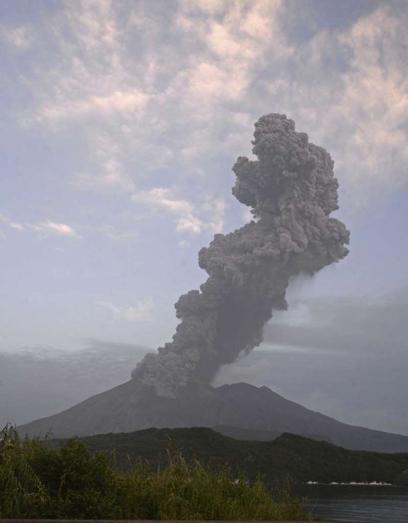 噴火する桜島