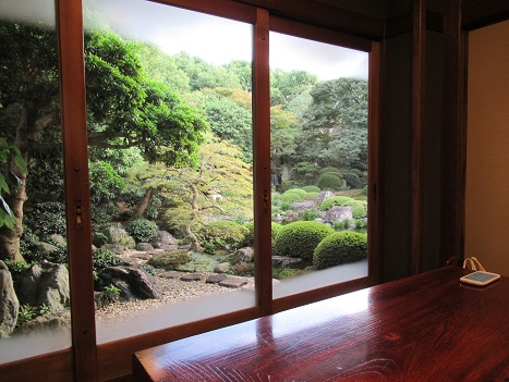 海津の部屋から撮影した日本庭園
